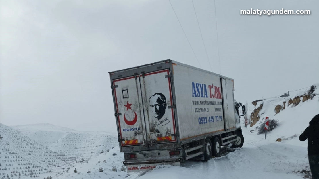 Kardan kayan nakliyat aracı yolu kapattı