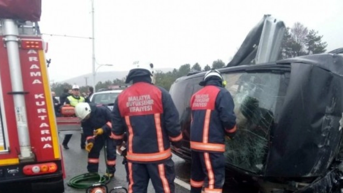 Otomobil Bariyerlere Çarptı