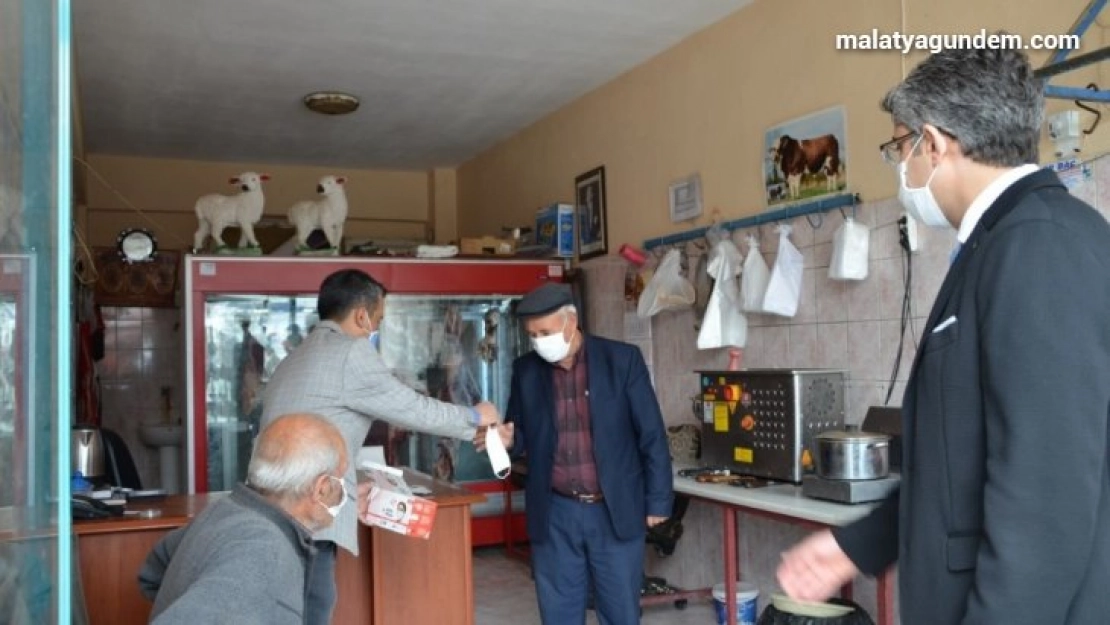 Kaymakam Çalışır maske dağıttı