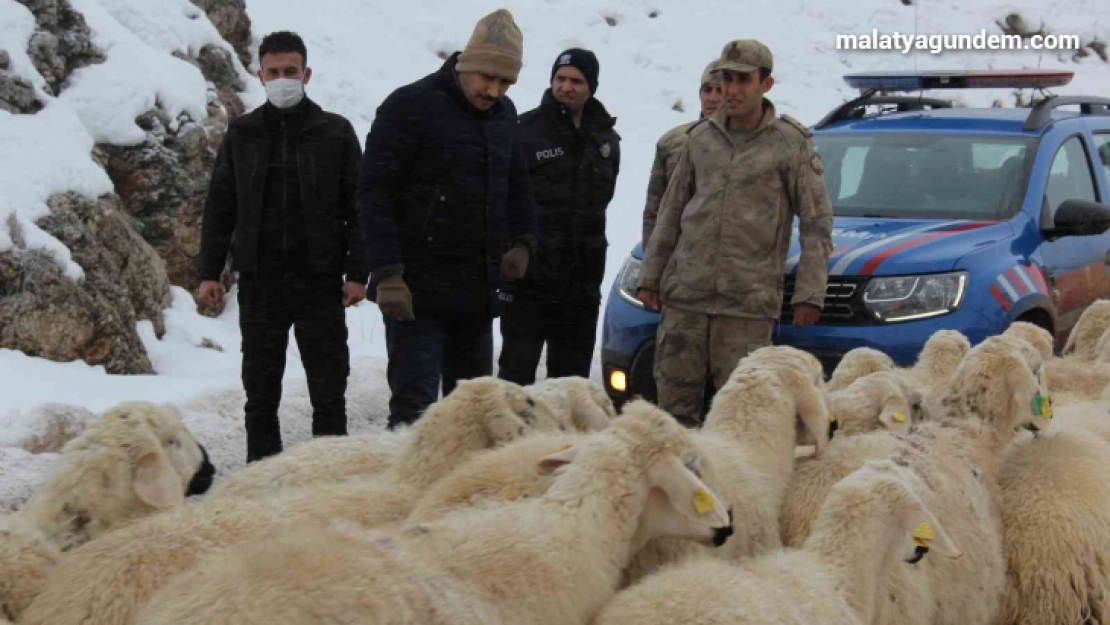 Kaymakam Türkoğlu, karlı yolları açma çalışmalarını denetledi