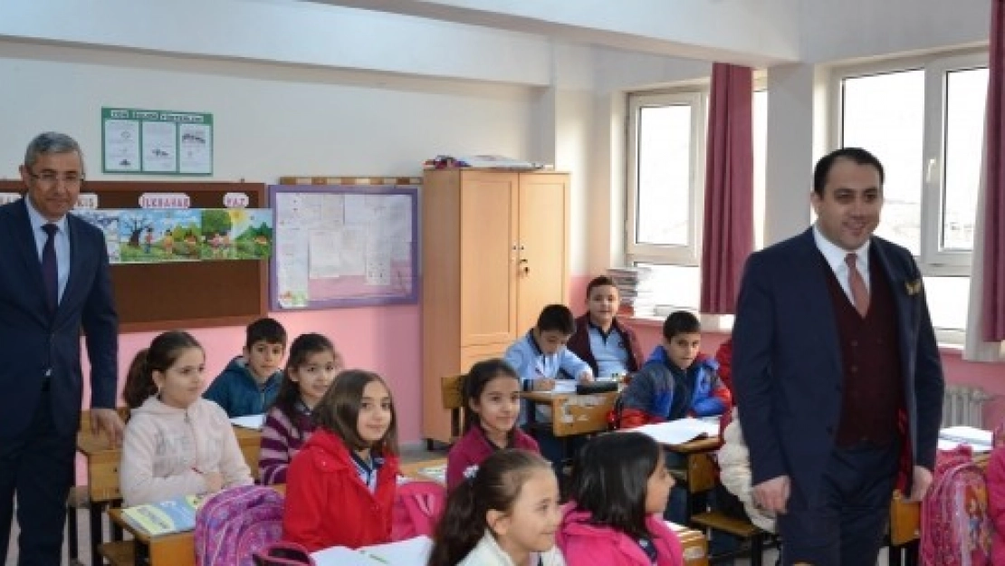 Kaymakam Zengince Öğrencilere Kurum Üzüm Dağıttı