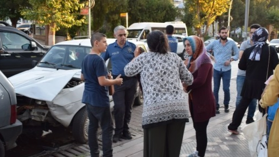 Kaza Yapan Araç Sürücüsü Otomobili Bırakıp Kaçtı