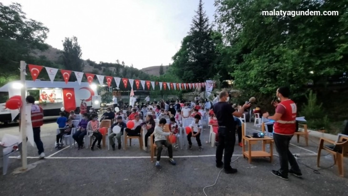 Kızılay'dan çocuklar için açık hava sinema etkinliği