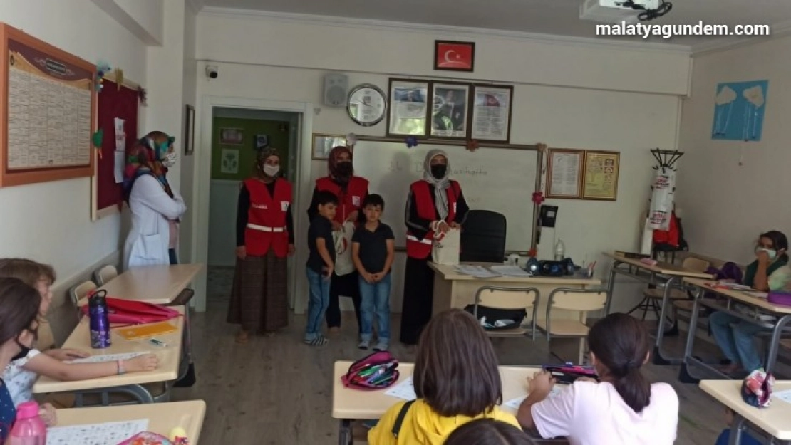 Kızılay gönüllülerinden, Kuran Kursu öğrencilerine dondurmalı teneffüs