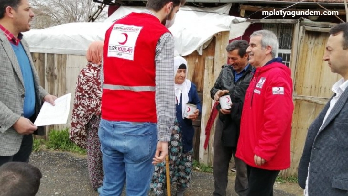 Kızılay, yardımları yaşlılara ulaştırıyor