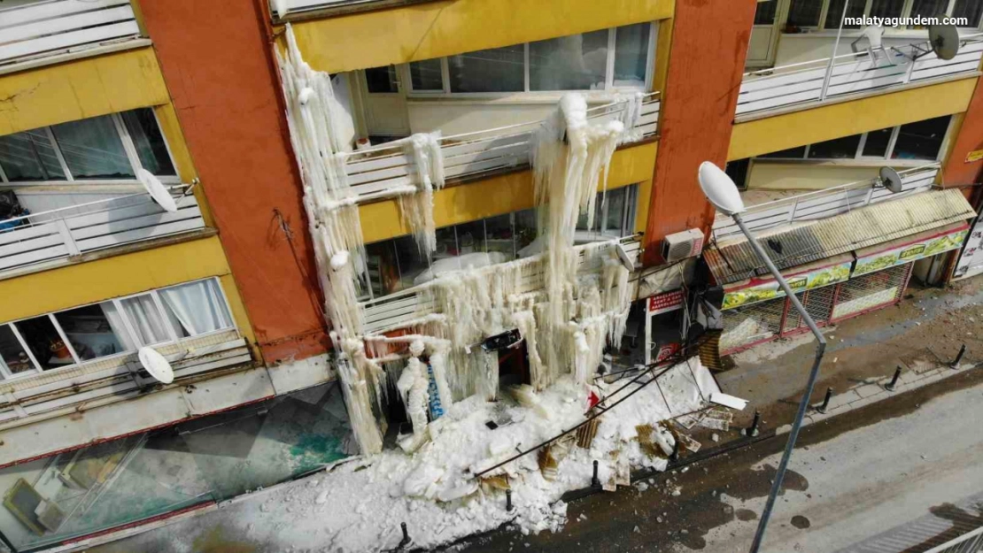 Kombisi patlayan ağır hasarlı bina, soğuk havada buz dağına döndü