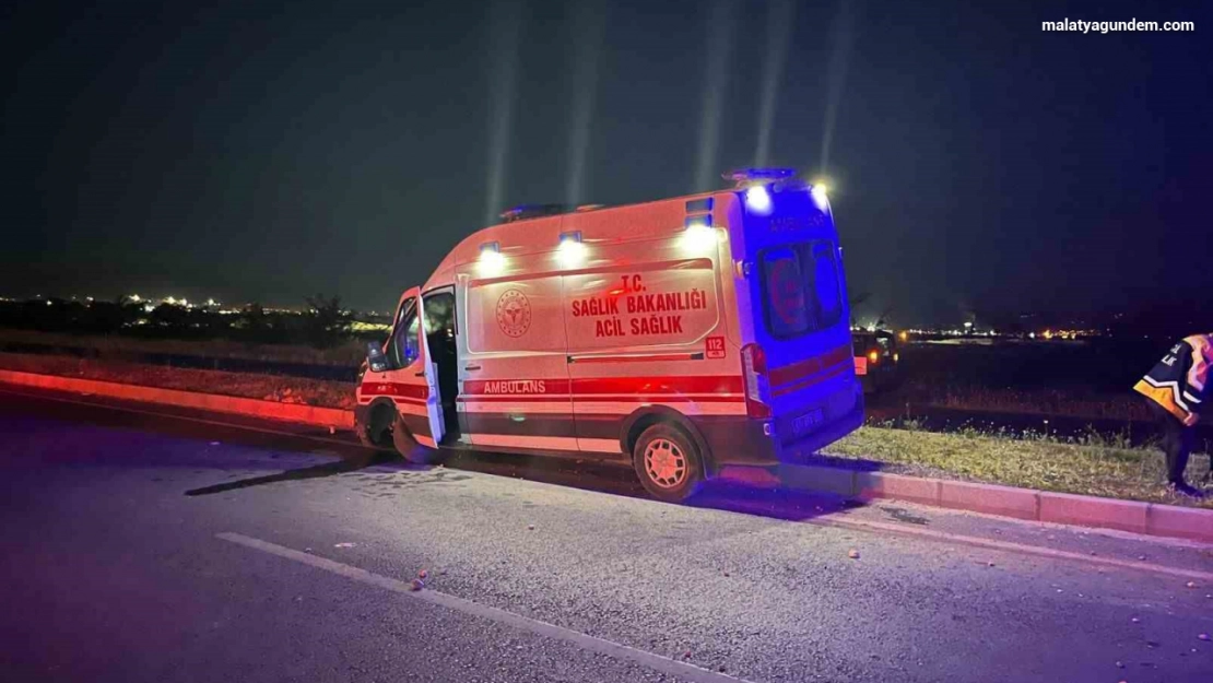 Kontrolden çıkan ambulans refüje çıktı: 4 yaralı