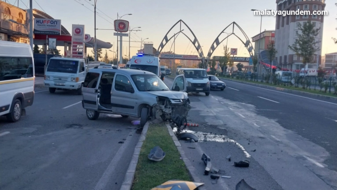 Kontrolden çıkan araç refüje çarptı: 1 yaralı