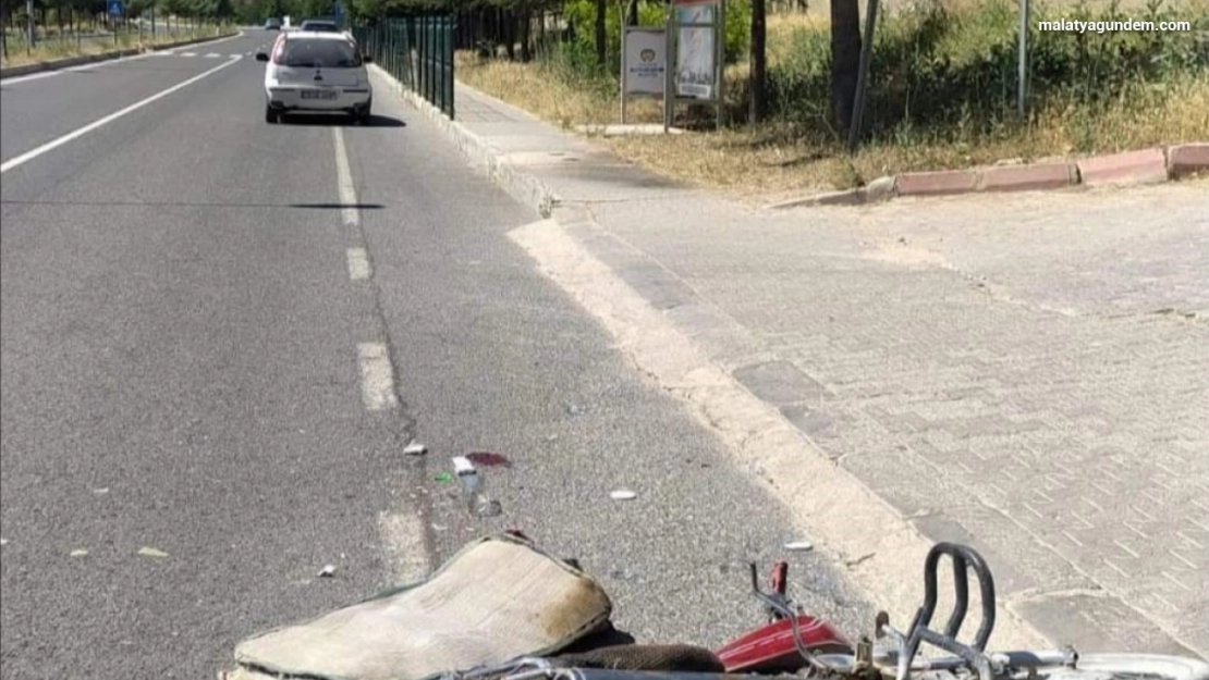 Kontrolden çıkan motosiklet önünde seyreden araca çarptı