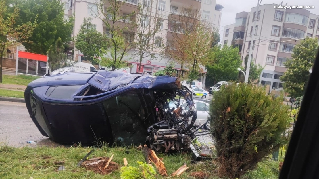 Kontrolden çıkan otomobil refüje çarptı: 2 yaralı
