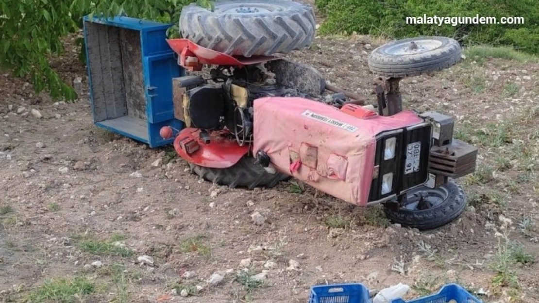 Kontrolden çıkan traktör devrildi