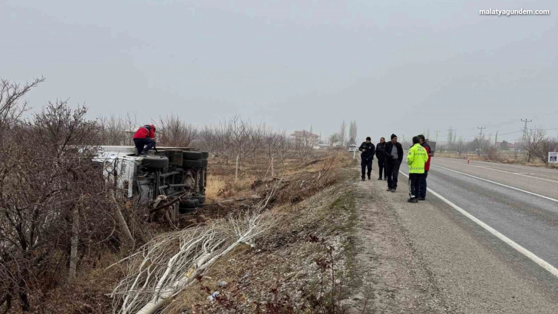 Kontrolden çıkarak devrilen kamyonun sürücüsü yaralandı