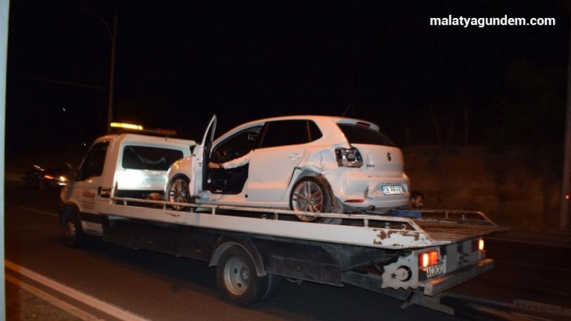 Köpeğe çarpmamak için yavaşladı kazaya karıştı: 3 yaralı