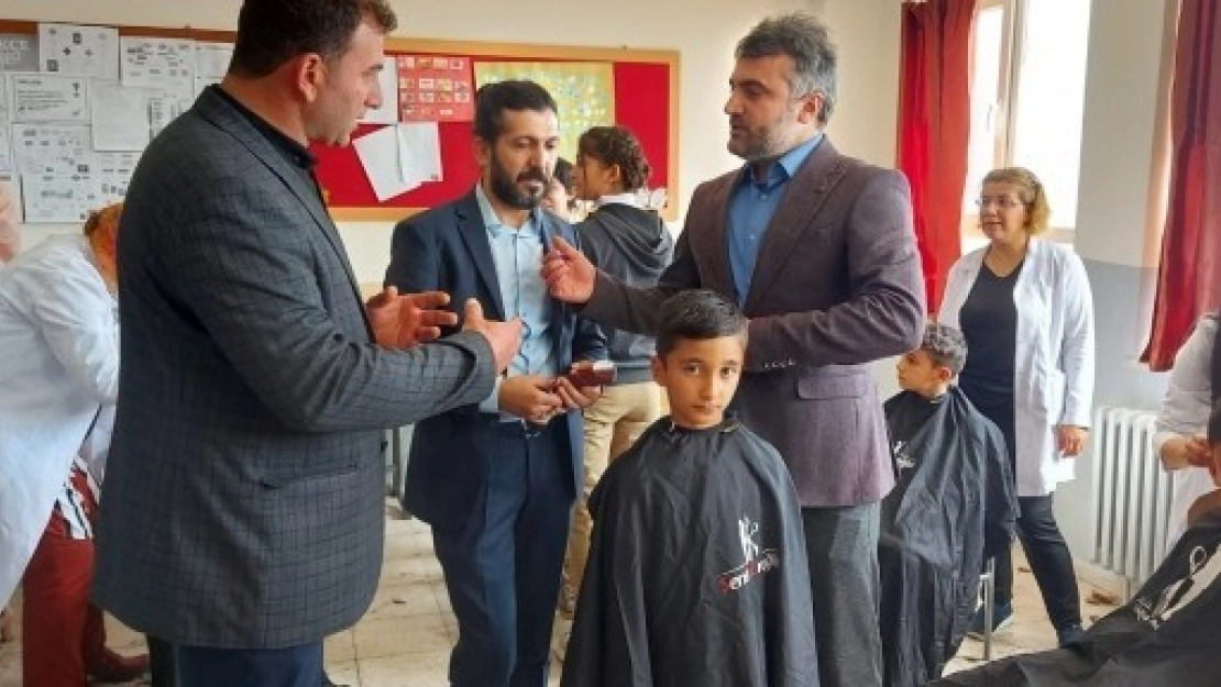 Köy Okullarındaki Öğrencilere Saç Bakımı