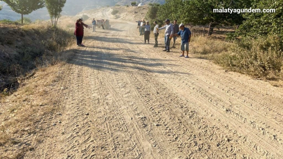 Köylüler, yetkililerden yol ve su talep etti