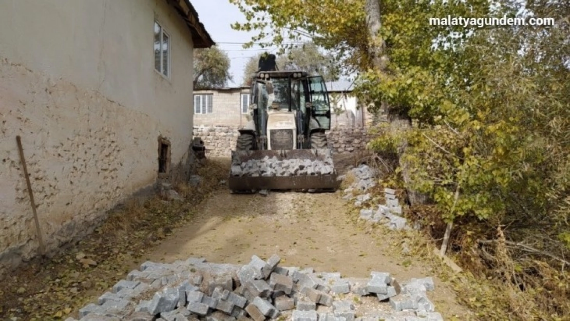 Kuluncak'ta mahalleler kilit taş ile buluşturuluyor