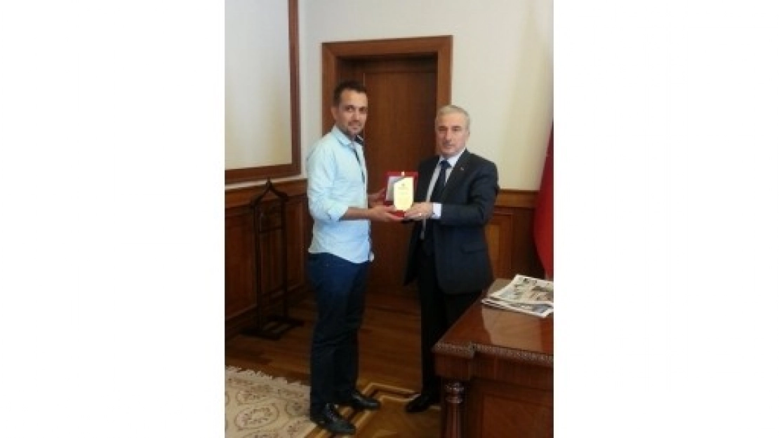 Mafsad'tan Vali Kamçı'ya Plaket