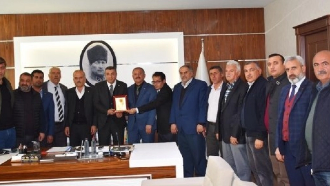 Mahalle Muhtarlarından Özcan'a Plaket