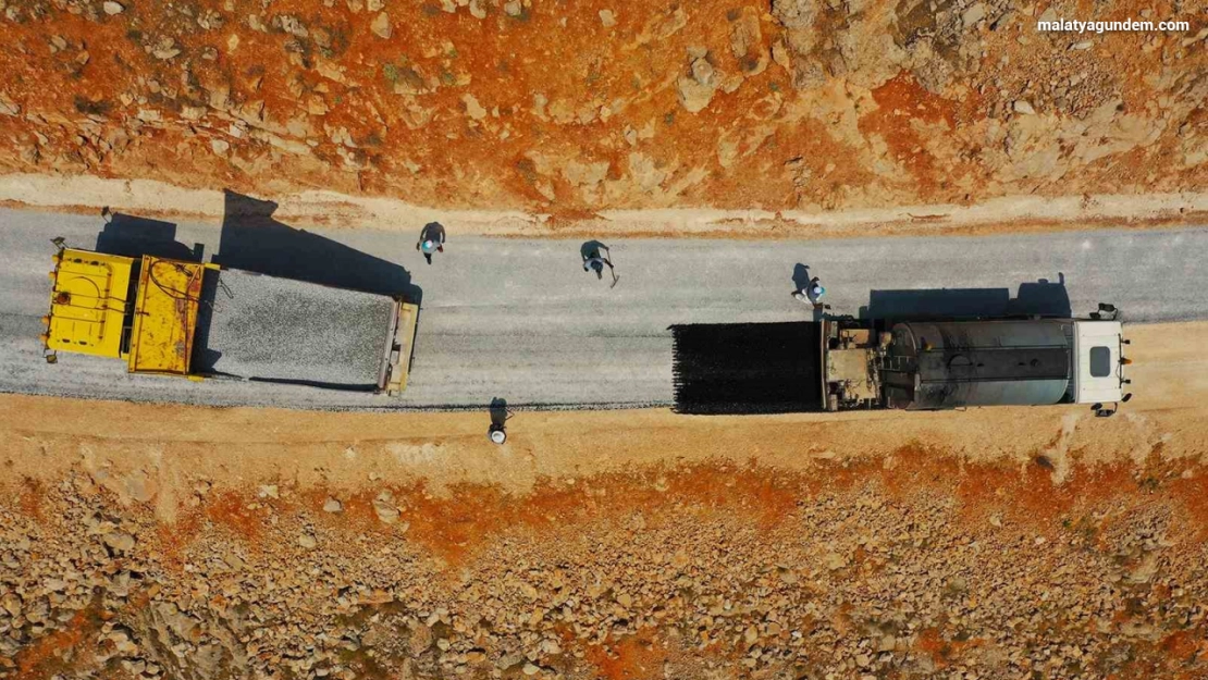 Malatya Büyükşehir Belediyesi'nin kırsaldaki yol mesaisi sürüyor