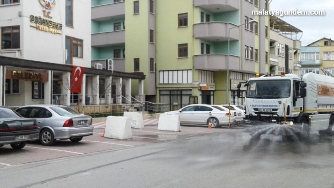 Malatya Büyükşehir Belediyesi ilçelerde de dezenfekte yapıyor