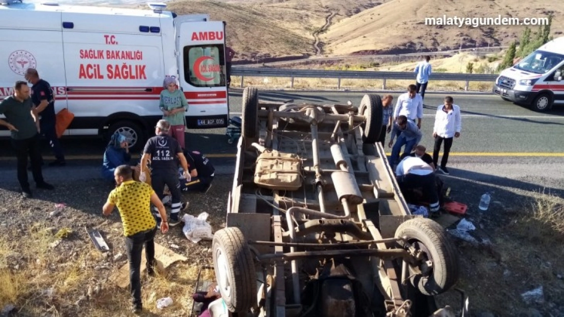 2 ayrı trafik kazasında 14 kişi yaralandı