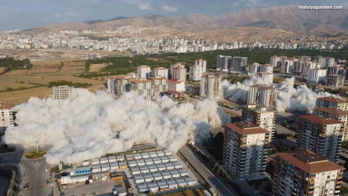 Malatya'da 350 dairenin bulunduğu 7 blok patlayıcı ile yıkıldı