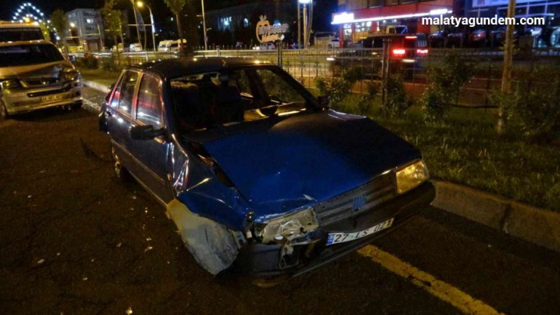 4 araç birbirine girdi, trafik kilitlendi