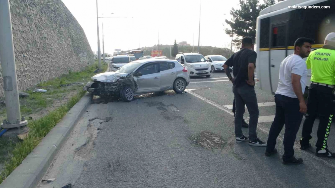 5 araçlı zincirleme kaza: 6 yaralı
