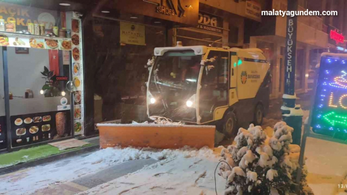 80 mahallenin yolu kardan kapandı