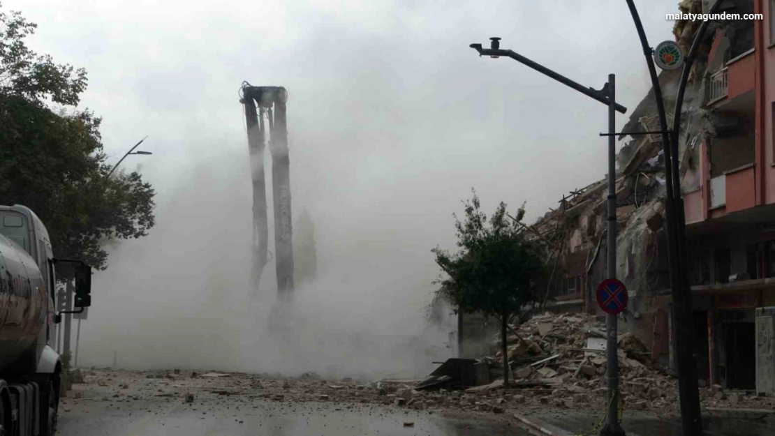 Malatya'da ağır hasarlı binaların yıkımına hız verildi