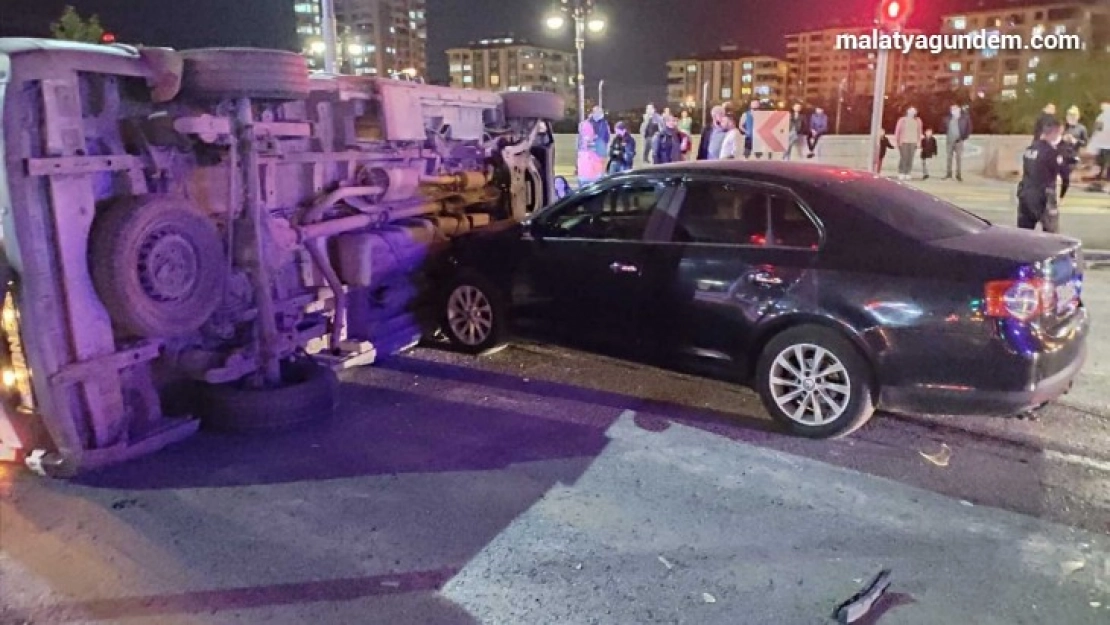 Malatya'da ambulans ile otomobil çarpıştı: 4 yaralı