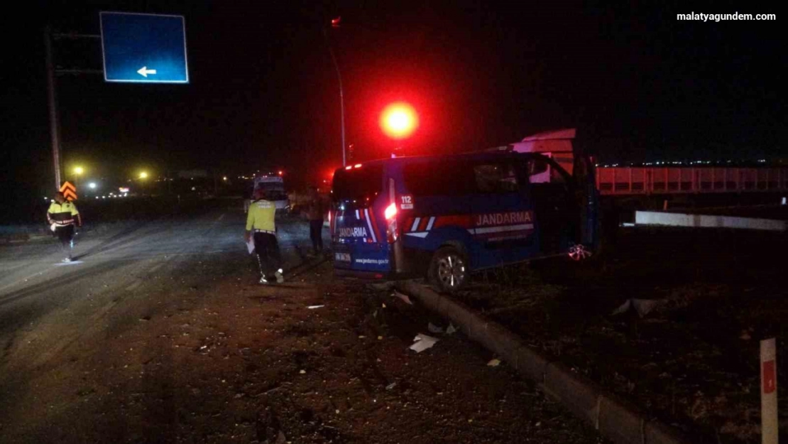 Malatya'da askeri araç otomobille çarpıştı: 5'i asker 7 yaralı