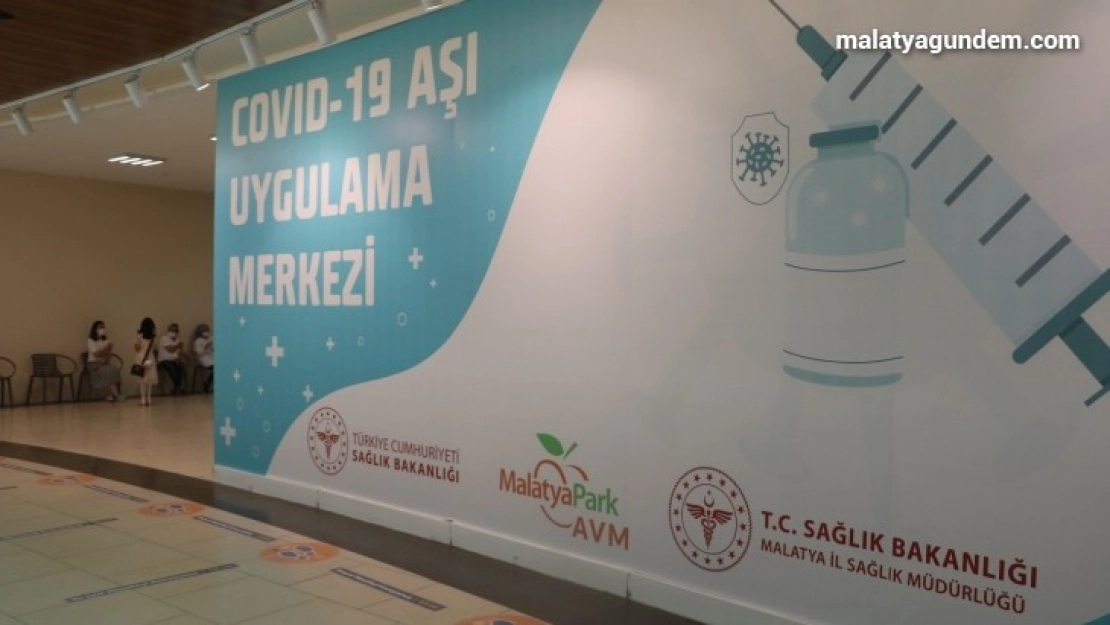 Malatya'da AVM'de aşılama devam ediyor