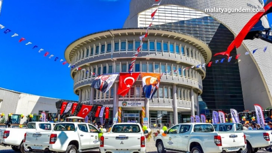 Belediyenin araç filosuna 106 yeni iş makinası ve araç katıldı