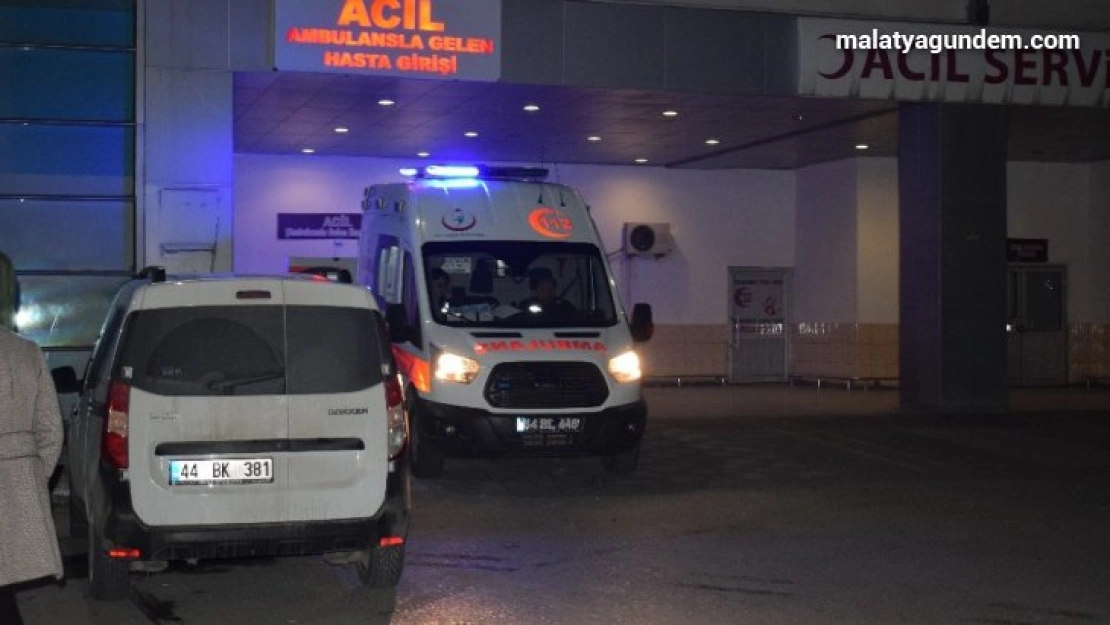 Malatya'da bıçaklı kavga: 1'i ağır 2 yaralı