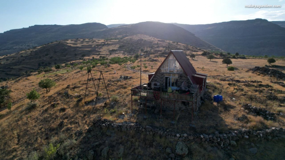 Malatya'da bin 600 rakımdaki bungalov evi görenler bir daha bakıyor