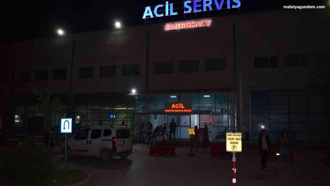 Malatya'da bir kişi ayırmaya çalıştığı kavgada bıçakla ağır yaralandı