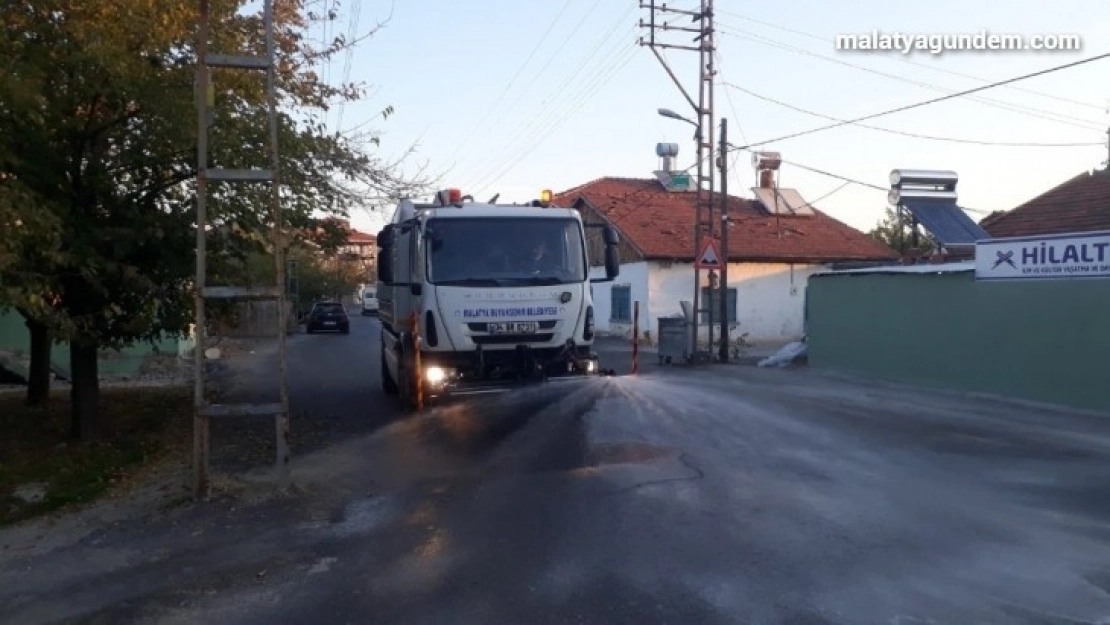 Malatya'da cadde ve sokaklar ilaçlı sularla yıkanıyor