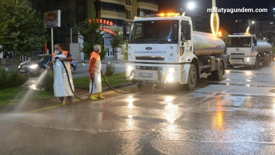 Malatya'da caddeler yıkanıyor