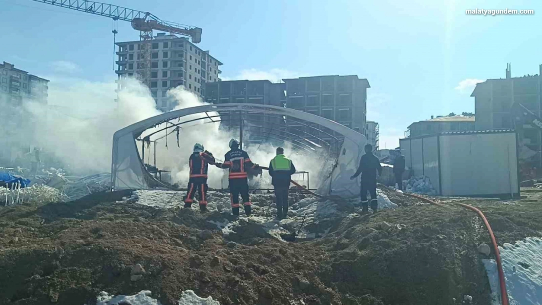 Çadır depo yangınında maddi hasar meydana geldi