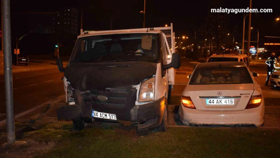 Malatya'da çarpışan 2 araç refüje çıktı: 2 yaralı