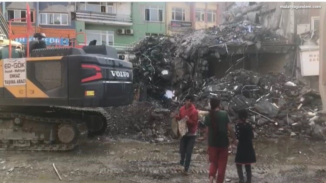 Malatya'da çocuklar enkaz alanında tehlikeye aldırış etmeden hurda topluyor