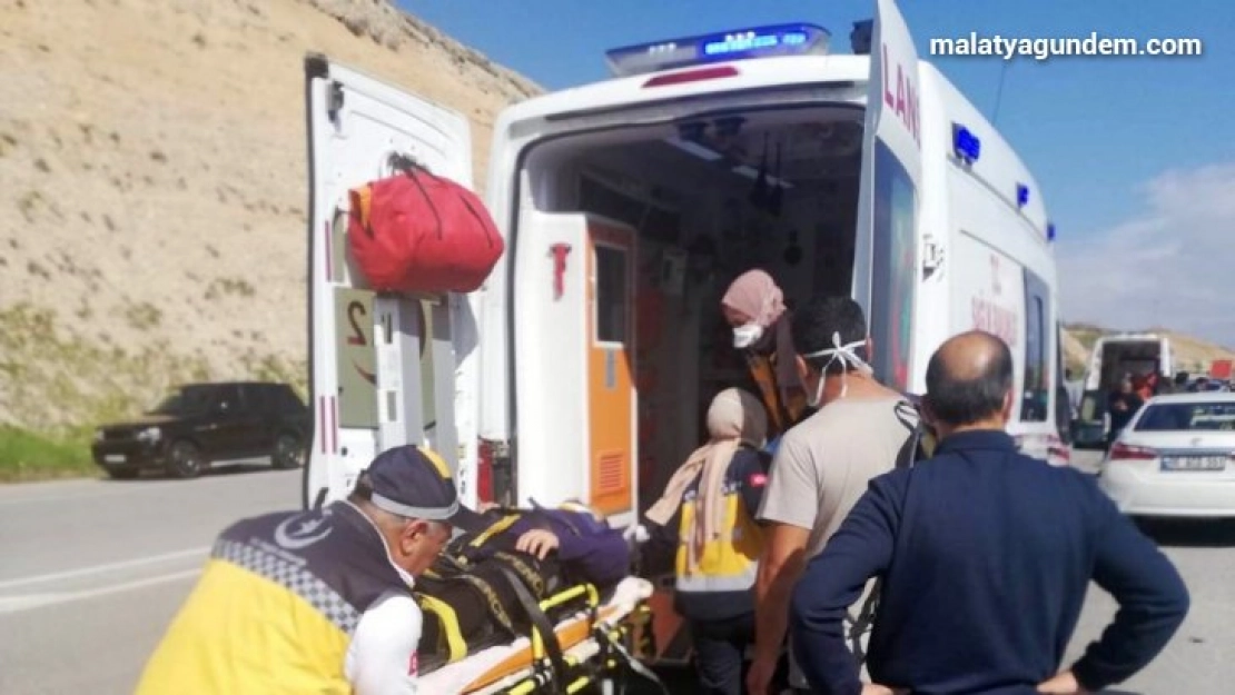 Doktor görev çıkışı kaza yaptı, 2 kişi yaralandı