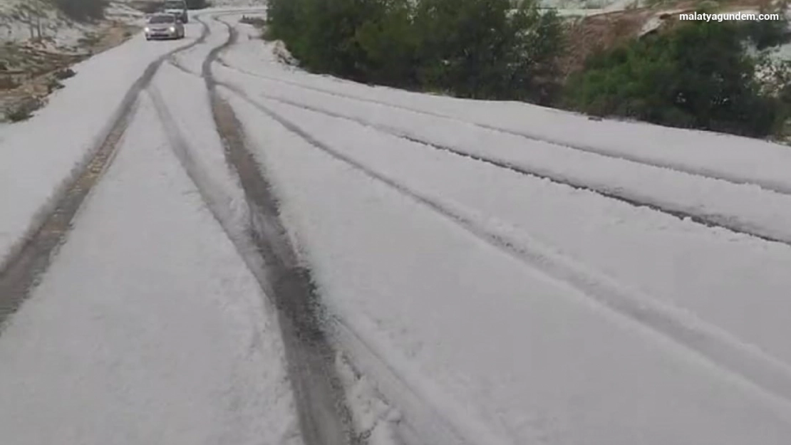 Malatya'da dolu yolları kapattı, çok sayıda araç yolda kaldı