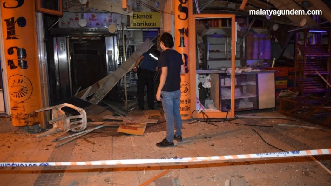 Ekmek fırını bomba gibi patladı: Ortalık savaş alanına döndü