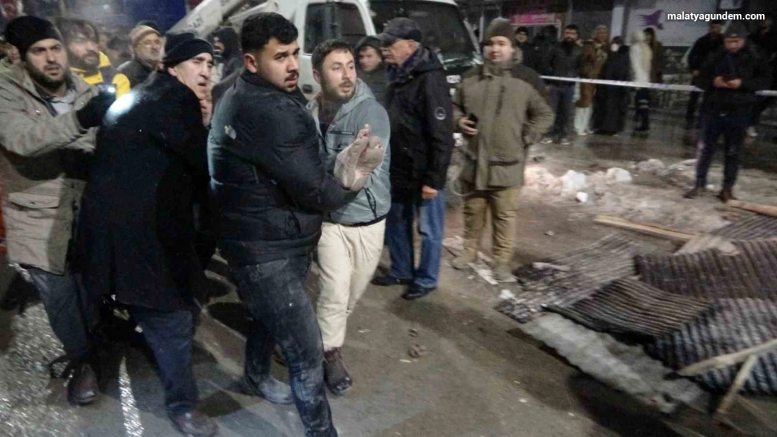 Malatya'da enkaz altındaki yaralılara ulaşılmaya çalışılıyor