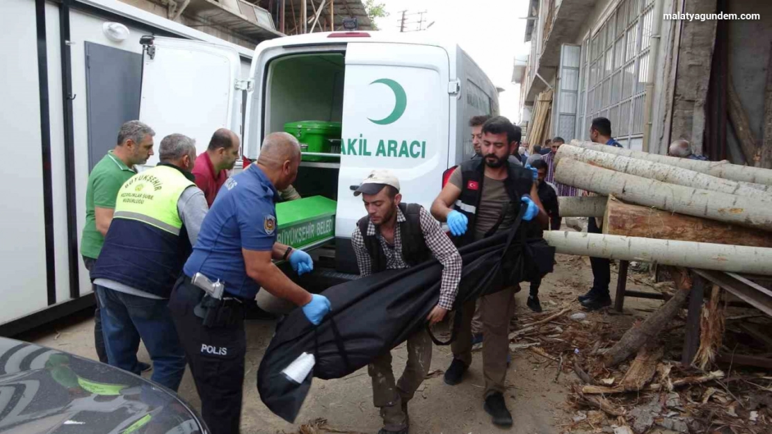 Deprem olacak korkusu ile yaşatmaktan yoruldum notuyla asılı halde bulundu