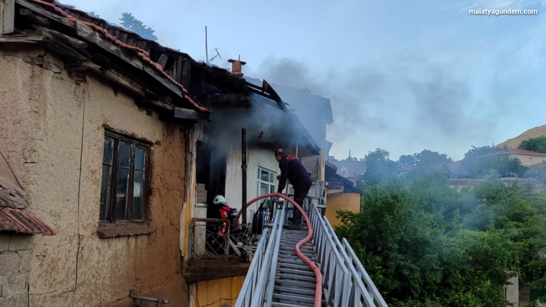 Ev yangınında, 2 kişi dumandan etkilendi