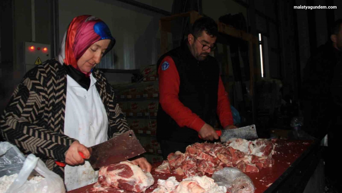 Malatya'da günlük 50 bin depremzedeye sıcak yemek