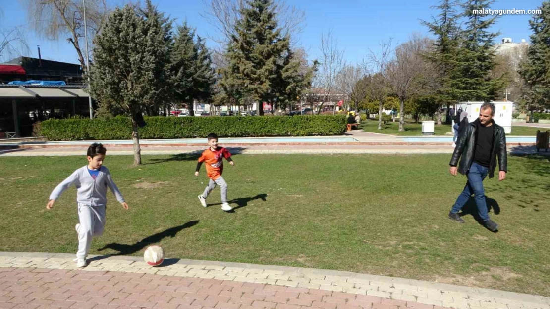 Malatya'da güzel hava 'kışı' unutturdu